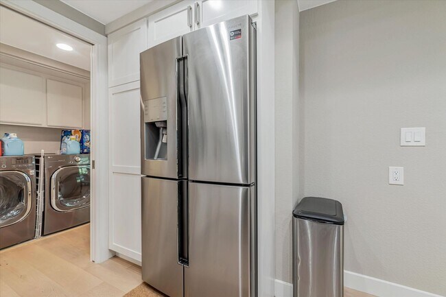 Building Photo - Hamilton Place Townhome