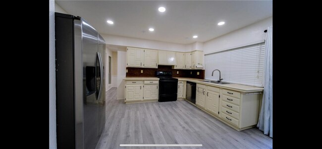 Building Photo - 6403 Apache Ct