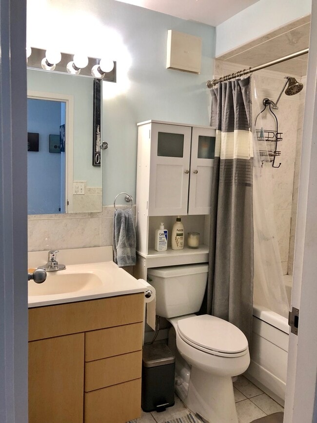 Building Photo - 1212 N La Salle Dr