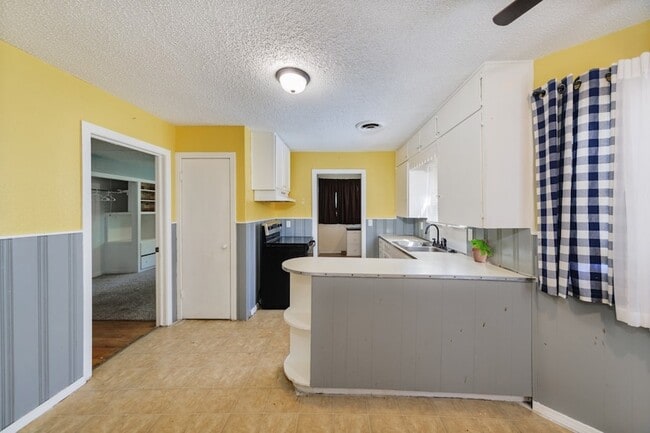 Building Photo - 1002 Lowrie St