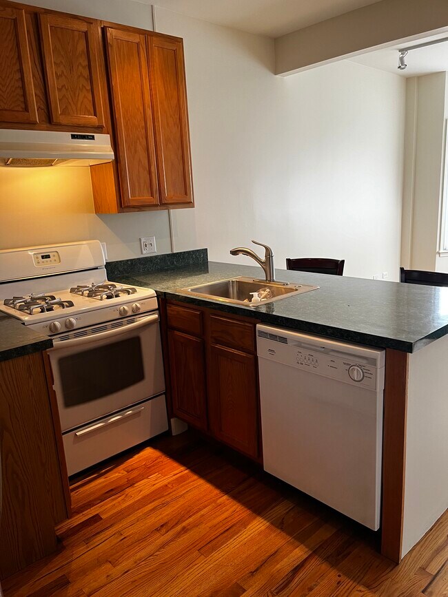 Primary Photo - 4848 W Medill Ave