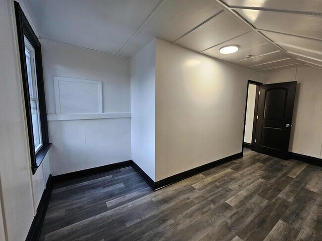 Building Photo - Beautiful 4 Bed, 1 Bath Home for Rent- Spa...