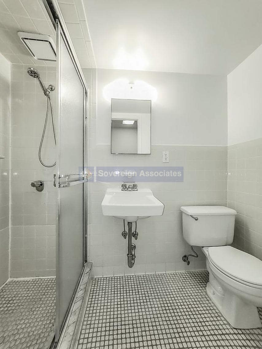 Building Photo - 208 W 82nd St