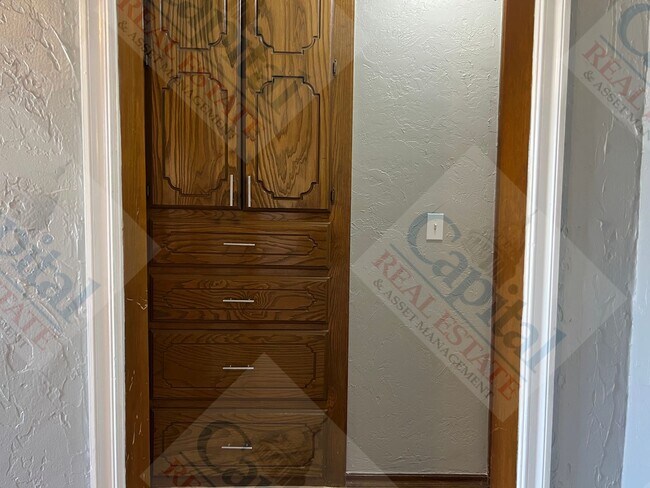 Building Photo - Charming 2 Bedroom