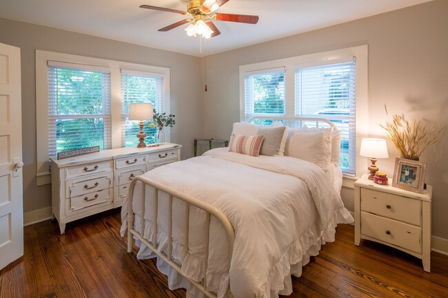 Building Photo - Charming 1930's Cottage Near Bergfeld Center!