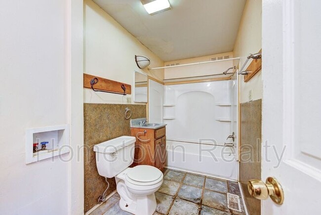 Building Photo - 2200 N St Luke Ave