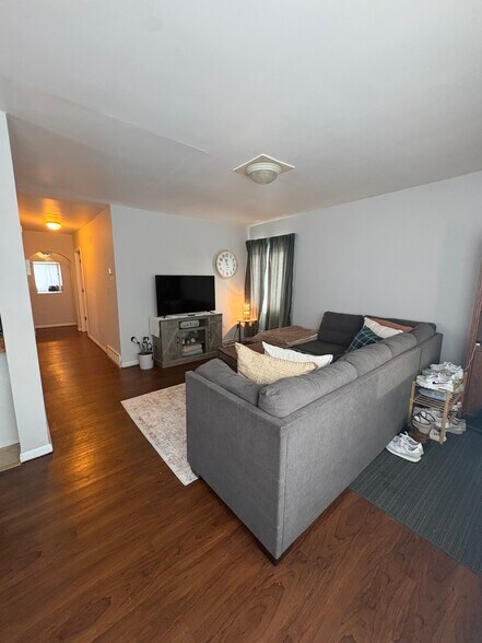 Building Photo - 2009 E 6th St