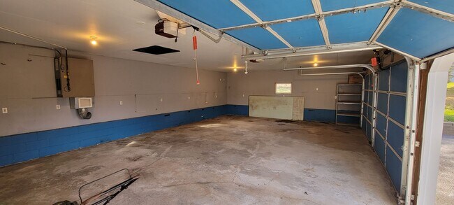 Building Photo - Available August 1st - 3 Bed Home in Cloqu...