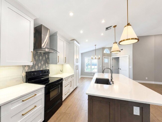 Building Photo - Beautifully renovated 3/2 home now available in the desirable Villages at Country Creek!