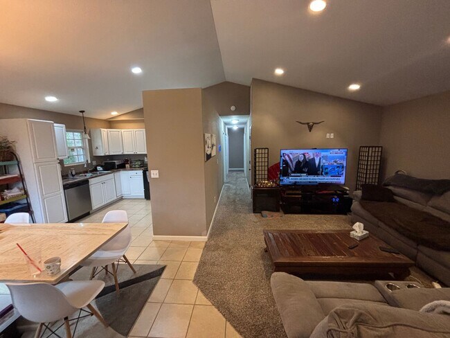 Building Photo - Beautiful Ogden home close to Fort Riley!