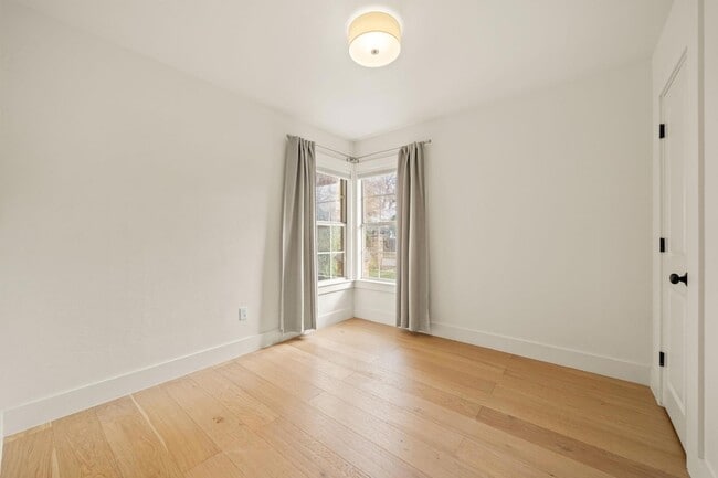 Building Photo - 912 Mansell Ave