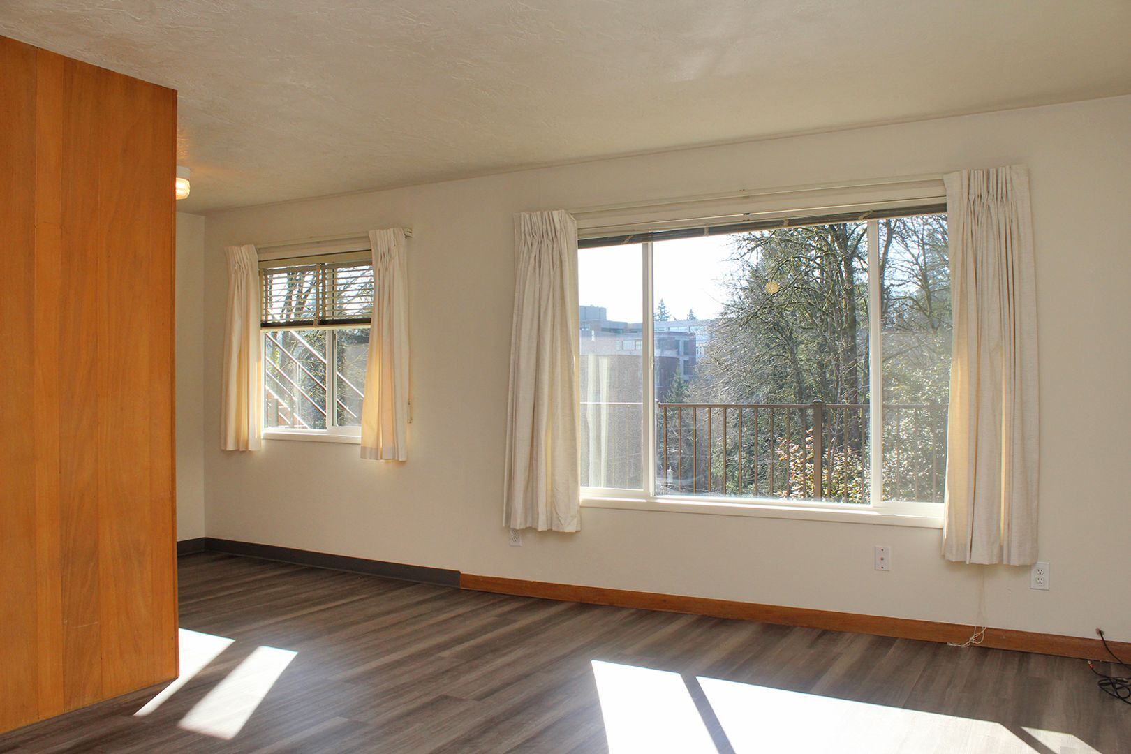 Building Photo - 930 SW Gibbs St