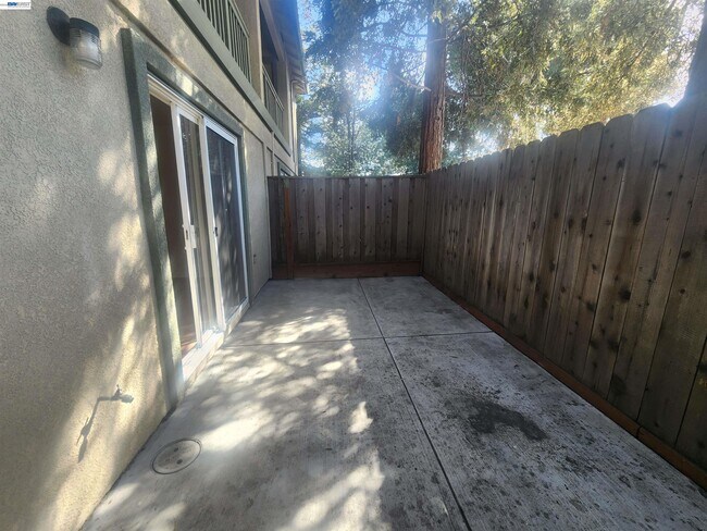 Building Photo - 252 Lansing Way