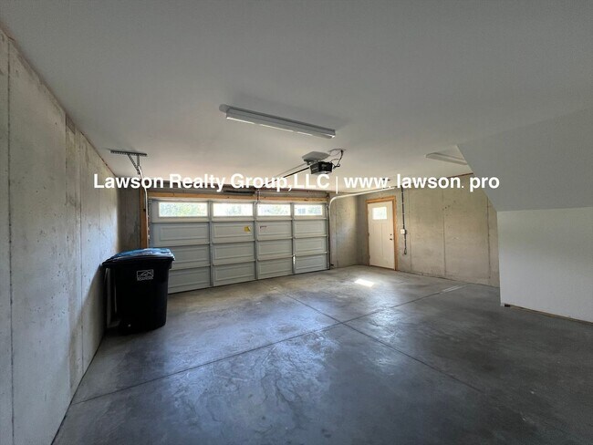 Building Photo - Upscale Three Bedroom in Colonial Green with Garage