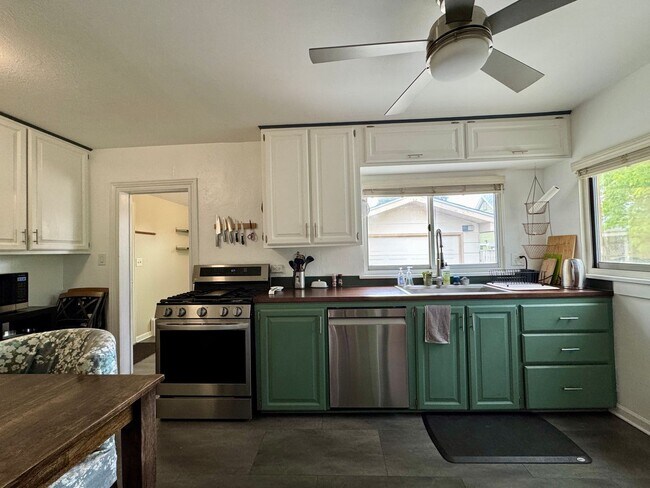 Building Photo - Beautiful 2 Bedroom Ranch Home Furnished o...