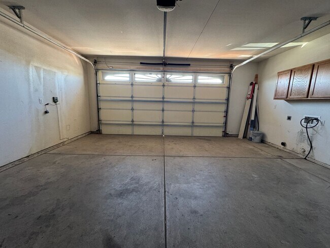 Building Photo - 3br 2ba Home with Garage and Yard near Rot...