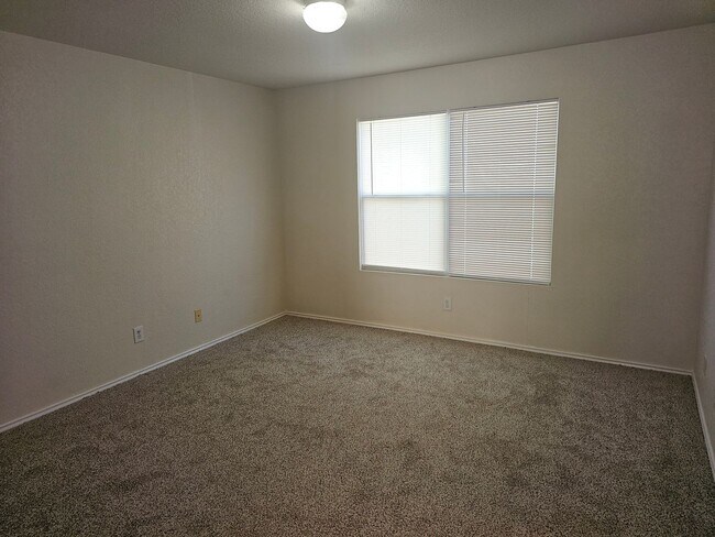 Building Photo - Huge House in a great area