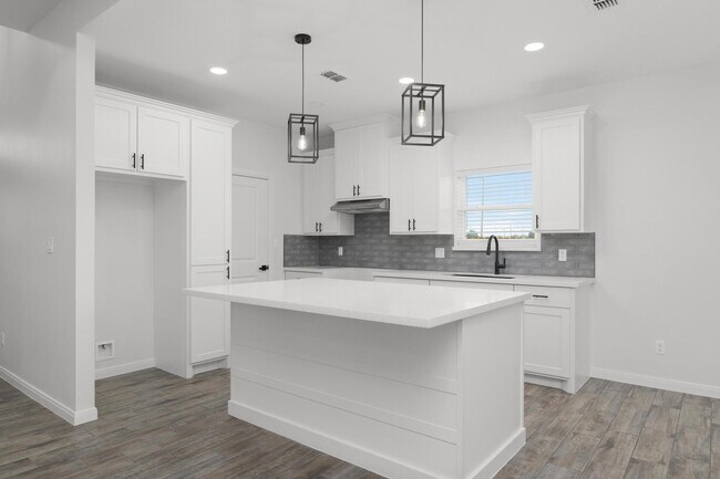 Building Photo - 204 Faith Dr