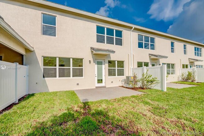 Building Photo - 1585 Evergreen Terrace