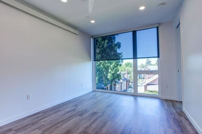 Building Photo - Luxury One Bedroom! Near Salt and Straw an...