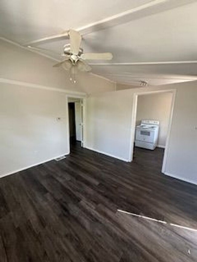 Building Photo - Great 1 bedroom 1 Bath Duplex