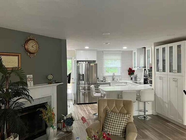 Building Photo - Beautifully remodeled 3 bedroom, 3.5 bathr...