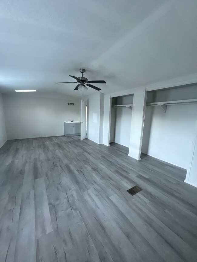 Building Photo - 518 W Alabama Ave