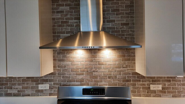 Building Photo - Elevate Your Lifestyle, Stunning 3-Bedroom Loft in Evanston