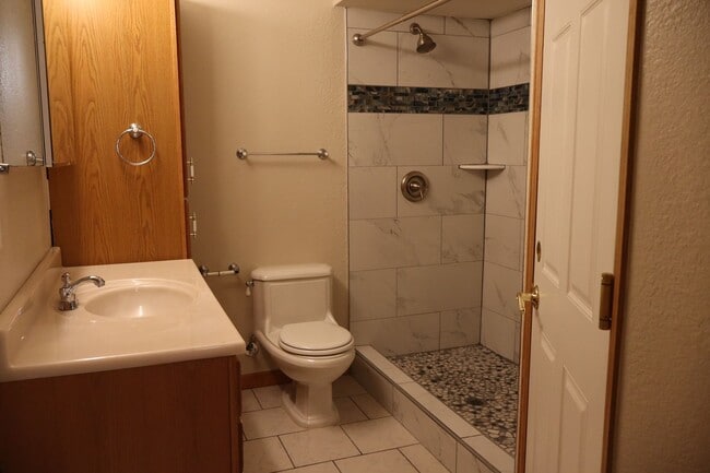 Building Photo - Live Large in Fort Collins – 5BR Home + $2...