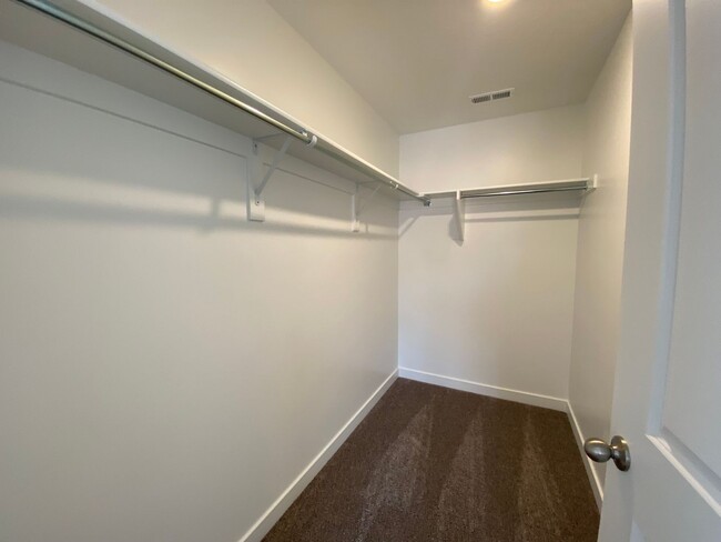 Building Photo - SPACIOUS TOWNHOME AVAILABLE FOR RENT