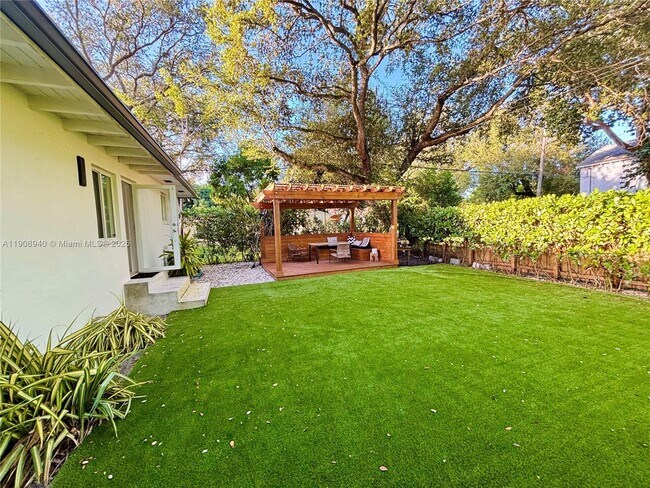 Primary Photo - 330 NE 88th St