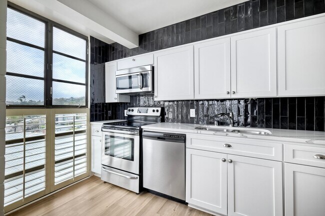 Building Photo - 1250 Cave St