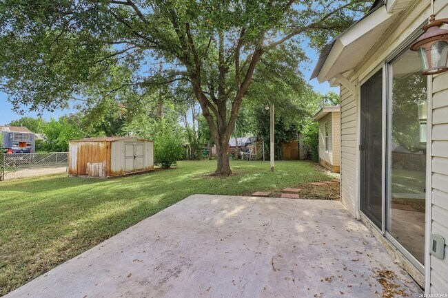 Building Photo - 623 Weizmann St