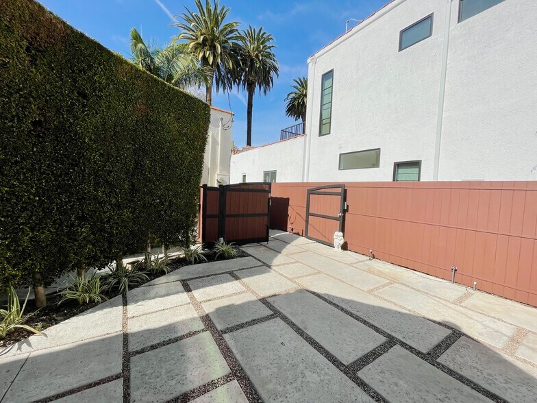 Building Photo - 728 Westbourne Dr