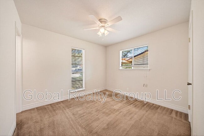Building Photo - 517 Oak Dr