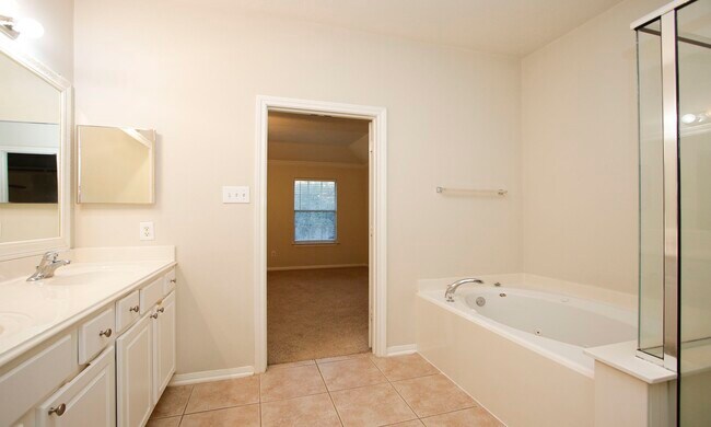 Building Photo - 11 Aquiline Oaks Pl