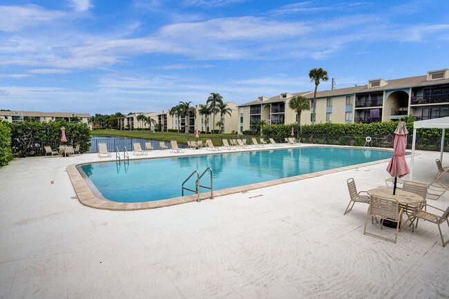 Building Photo - 1008 Green Pine Blvd