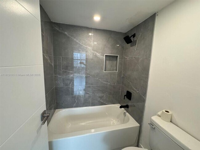 Building Photo - 2 bedroom in Miami FL 33179