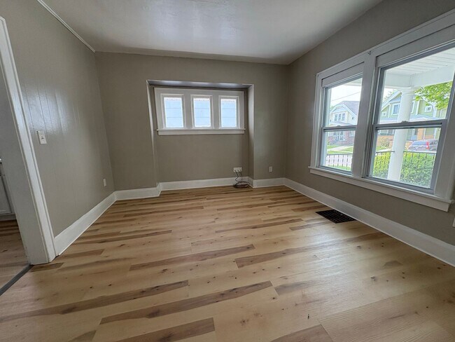 Building Photo - 4224 Fairview Dr