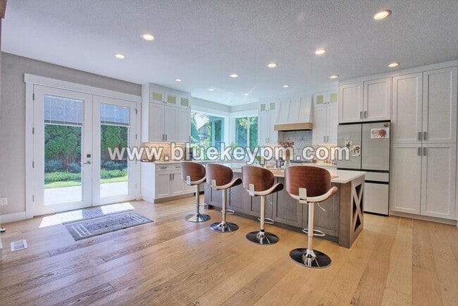 Building Photo - 3 Bed, 2.5 Baths Luxury Home Located Near ...