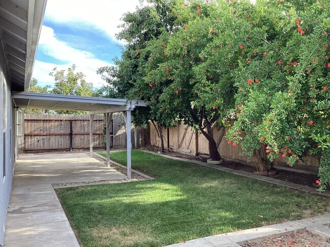 Building Photo - Just listed!