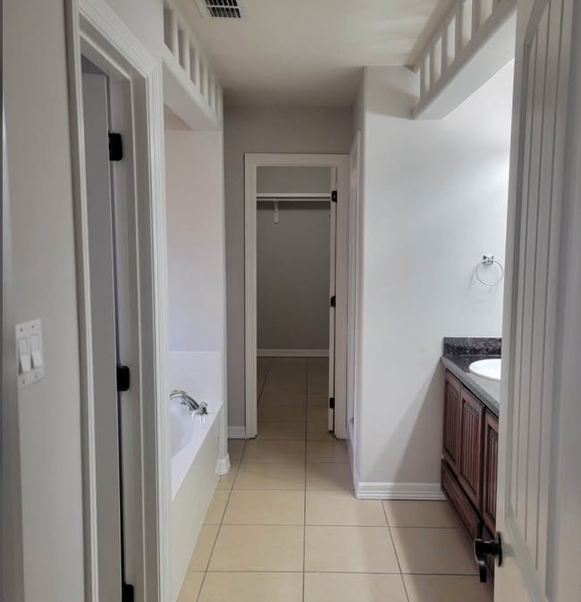 Building Photo - 3611 Spicewood Dr