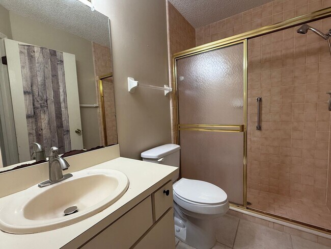 Building Photo - Spacious 2 bedroom, 2 bathroom home