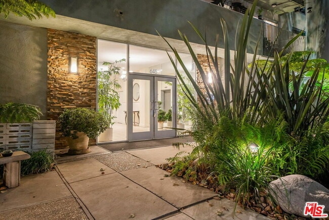 Building Photo - 645 Westmount Dr