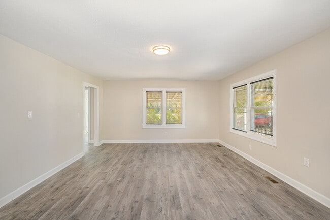 Building Photo - 417 W Coffee St