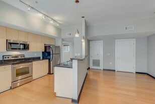 Building Photo - 807 18th Ave S