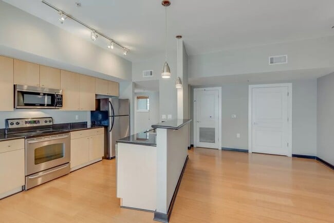 Building Photo - 807 18th Ave S