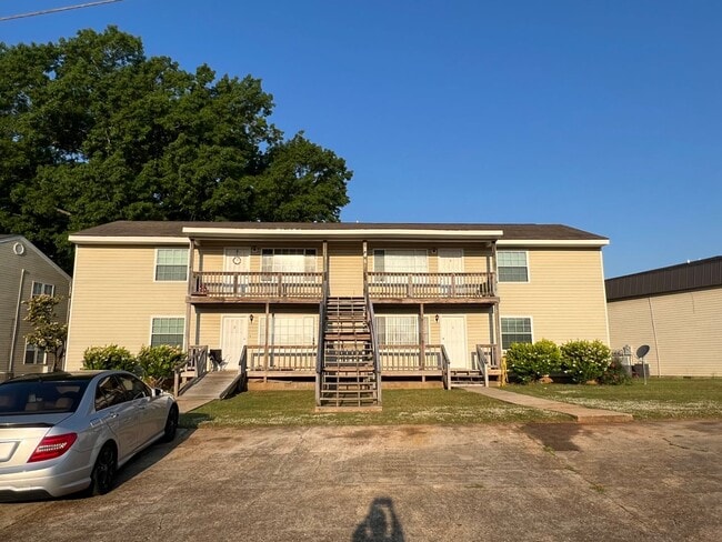 Building Photo - 205 Glenwood Ln