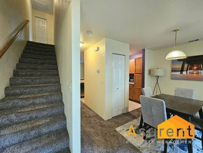 Building Photo - Charming Fully Furnished Home located in the vibrant city of Medford!