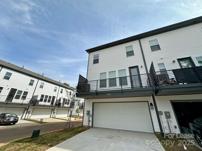 Building Photo - 1556 Blanche St